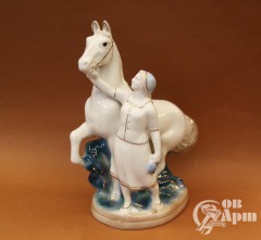 Скульптура "Колхозница с лошадью"